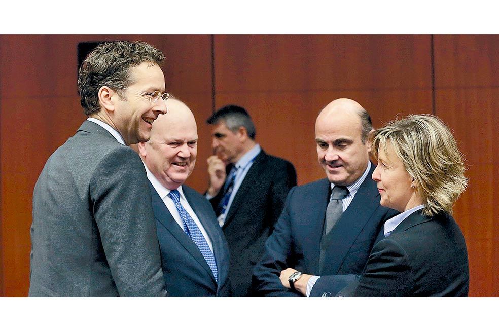 El ministro español de Economía y Competitividad, Luis de Guindos (2d), conversa con sus homólogos de Irlanda, Michael Noonan (2i); de Portugal, María Luis Albuquerque, y de Holanda, Jeroen Dijsselbloem (izq.), al inicio de la reunión de ministros de Economía y Finanzas de la zona del euro,  Eurogrupo, en Bruselas, Bélgica, el lunes 27 de enero de 2014. / EFE