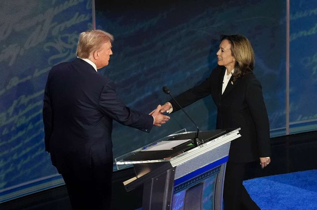 Philadelphia (United States), 11/09/2024.- Republican presidential candidate Donald J. Trump (L) and Democratic presidential candidate US Vice President Kamala Harris shake hands at the start of a presidential debate hosted by ABC News at the National Constitution Center in Philadelphia, Pennsylvania, USA 10 September 2024. The 90 minute event is the only planned debate between the two candidates in the 2024 presidential election. (Filadelfia) EFE/EPA/DEMETRIUS FREEMAN / POOL