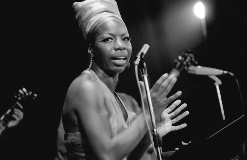 Nina Simone creó su nombre artístico de un apodo cariñoso de su pareja sentimental, mientras que el apellido lo tomó de la actriz francesa Simone Signoret. / AFP