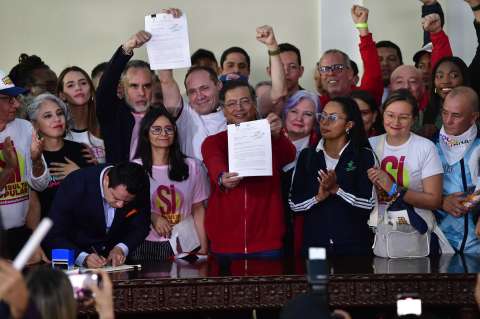 Consulta popular de Petro y minirreforma laboral agitan la agenda del Senado