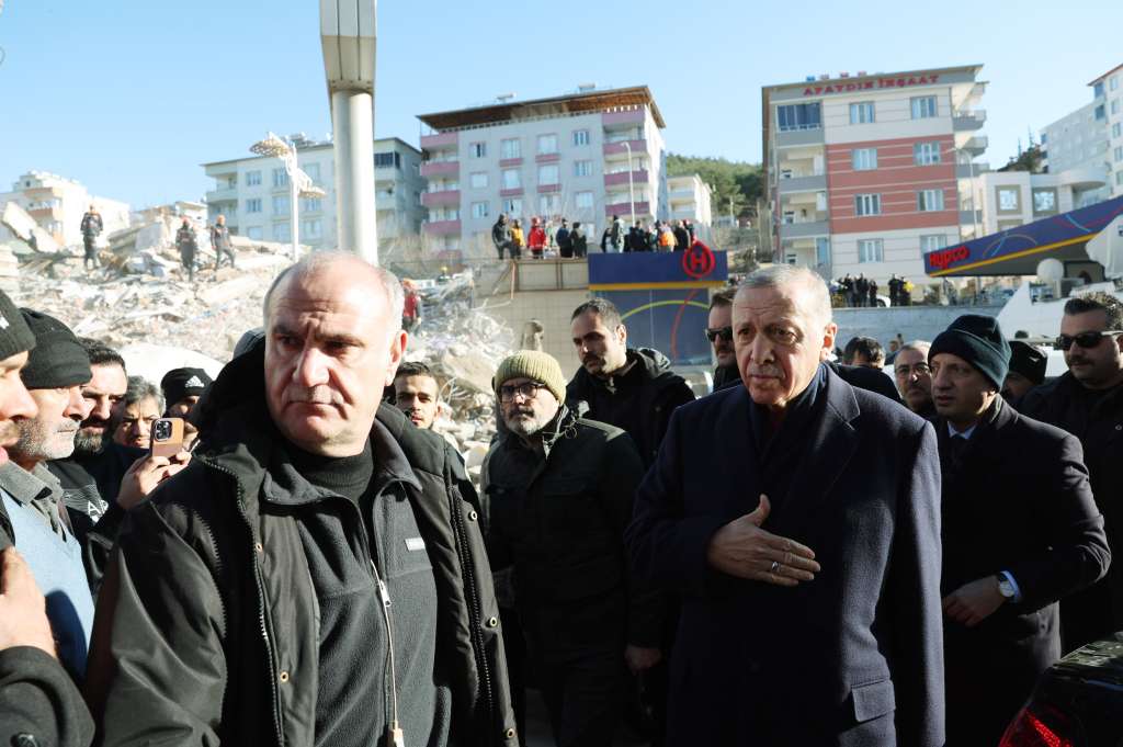 Hatay (Turkey), 08/02/2023.- A handout photo made available by Presidential press office shows Turkish President Recep Tayyip Erdogan (R) visits a collapsed building in the aftermath of a major earthquake in Hatay, Turkey, 08 February 2023. More than 11,000 people have died and thousands more are injured after two major earthquakes struck southern Turkey and northern Syria on 06 February. Authorities fear the death toll will keep climbing as rescuers look for survivors across the region. (Terremoto/sismo, Siria, Turquía, Estados Unidos) EFE/EPA/MURAT CETINMUHURDAR / PRESIDENTIAL PRESS OFFICE / HANDOUT HANDOUT EDITORIAL USE ONLY/NO SALES