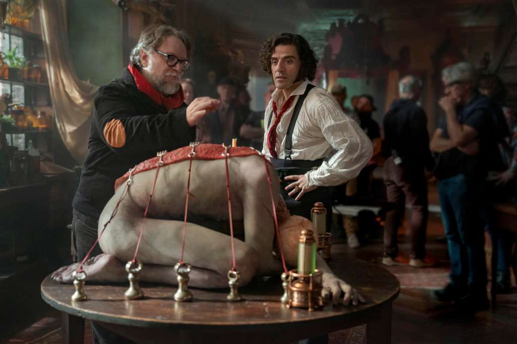 MADRID, 30/08/2025.- Tras más de diez años trabajando en este proyecto con el que soñaba desde niño, Guillermo del Toro ha logrado finalizar su producción de 'Frankenstein', una historia "sentimental" y no de miedo, en las palabras del mexicano, que defendió hace unos meses en Cannes que el personaje de Mary Shelley no es un monstruo, es simplemente que "la gente mira a los otros de manera incorrecta". EFE/ Ken Woroner/netflix GREEN *****SOLO USO EDITORIAL/SOLO DISPONIBLE PARA ILUSTRAR LA NOTICIA QUE ACOMPAÑA (CRÉDITO OBLIGATORIO) *****