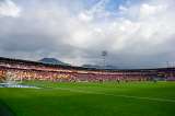 El fútbol colombiano se juega en canchas al borde del colapso
