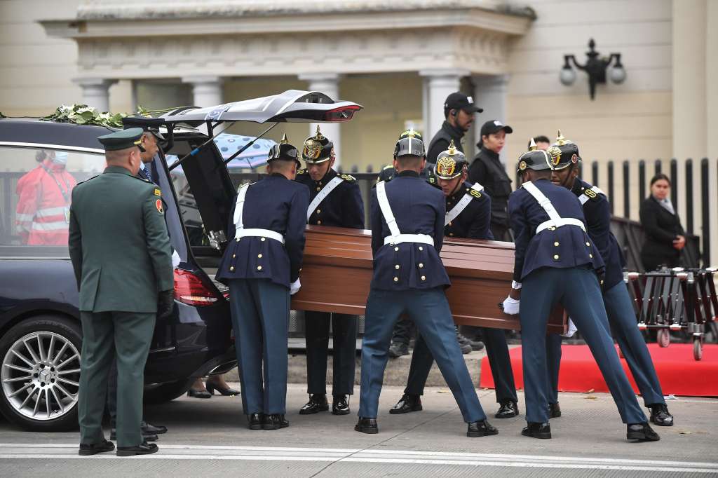 Féretro del senador Miguel Uribe siendo trasladado al Cementerio Central.
