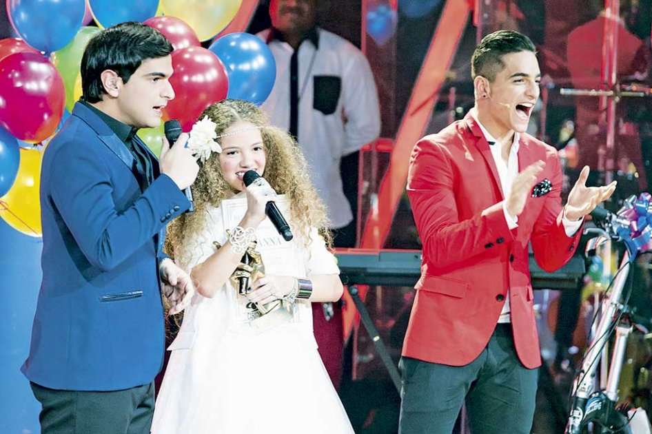 El antioqueño Maluma (der.) durante la velada final de ‘La Voz Kids’, junto a su pupila Ivanna, quien resultó ganadora. / Cortesía Canal Caracol