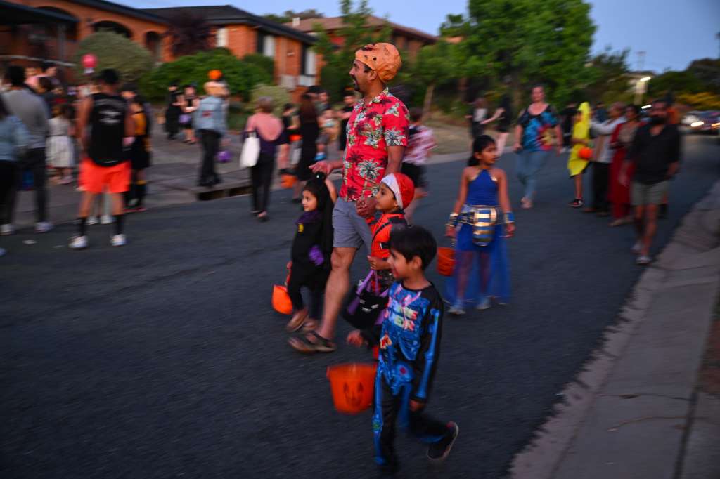 Canberra (Australia), 31/10/2024.- A family wearing Halloween costumes arrives to visit 'ÄòHalloween House'Äô in Canberra, Australia, 31 October 2024. Hundreds of visitors come to the Canberra suburb of Wanniassa every year to experience the Halloween display. EFE/EPA/LUKAS COCH NO ARCHIVING AUSTRALIA AND NEW ZEALAND OUT
