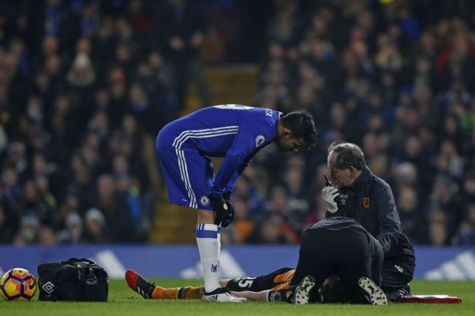 Ryan Mason cayó lesionado tras un choque con Cahill. Foto: AFP