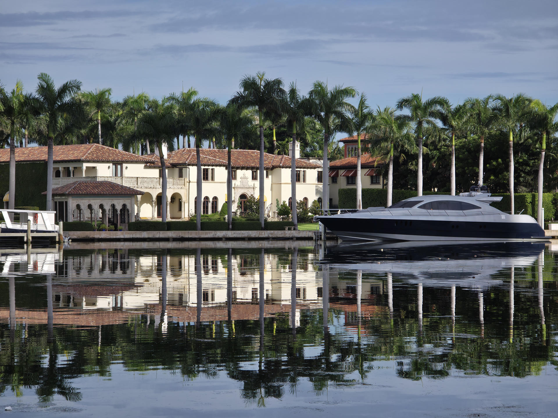 AMDEP2606. MIAMI (ESTADOS UNIDOS), 04/09/2025.- Fotografía de un yate frente a casas en el área de Miami Beach este jueves, en Miami (Estados Unidos). Más de 13.200 ultrarricos, aquellos con fortunas superiores a los 30 millones de dólares, tienen una vivienda secundaria en Miami, más que en ninguna otra parte del mundo, por lo que esta ciudad estadounidense lidera como el "segundo hogar" de los magnates, revela un reporte de la firma Altrata. EFE/ Alberto Boal