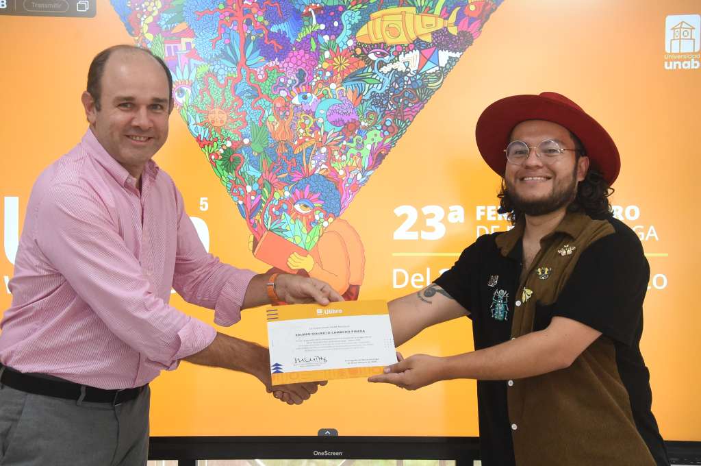 Juan Camilo Montoya Bozzi, rector UNAB, y Eduard Mauricio Camacho Pineda, ganador de la convocatoria.