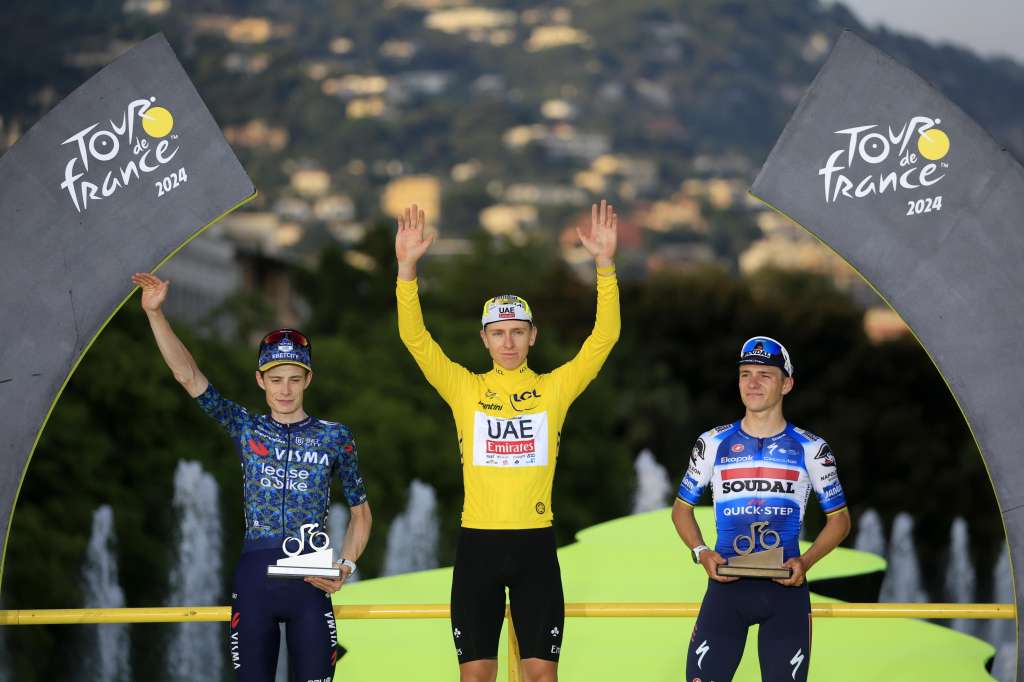 Nice (France), 21/07/2024.- Yellow Jersey and Tour de France overall winner Slovenian rider Tadej Pogacar (C) of UAE Team Emirates, second placed Danish rider Jonas Vingegaard (L) of Team Visma Lease a Bike and Belgian rider Remco Evenepoel (R) of Soudal Quick-Step pose on the podium after the 21st and final stage of the 2024 Tour de France cycling race over 33km Individual time-trial (ITT) from Monaco to Nice, 21 July 2024. (Ciclismo, Francia, Eslovenia, Niza) EFE/EPA/GUILLAUME HORCAJUELO