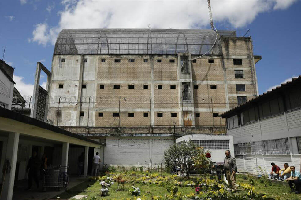 Aspecto de uno de los patios de la cárcel La Modelo en Bogotá. / EFE/Juan Diego López