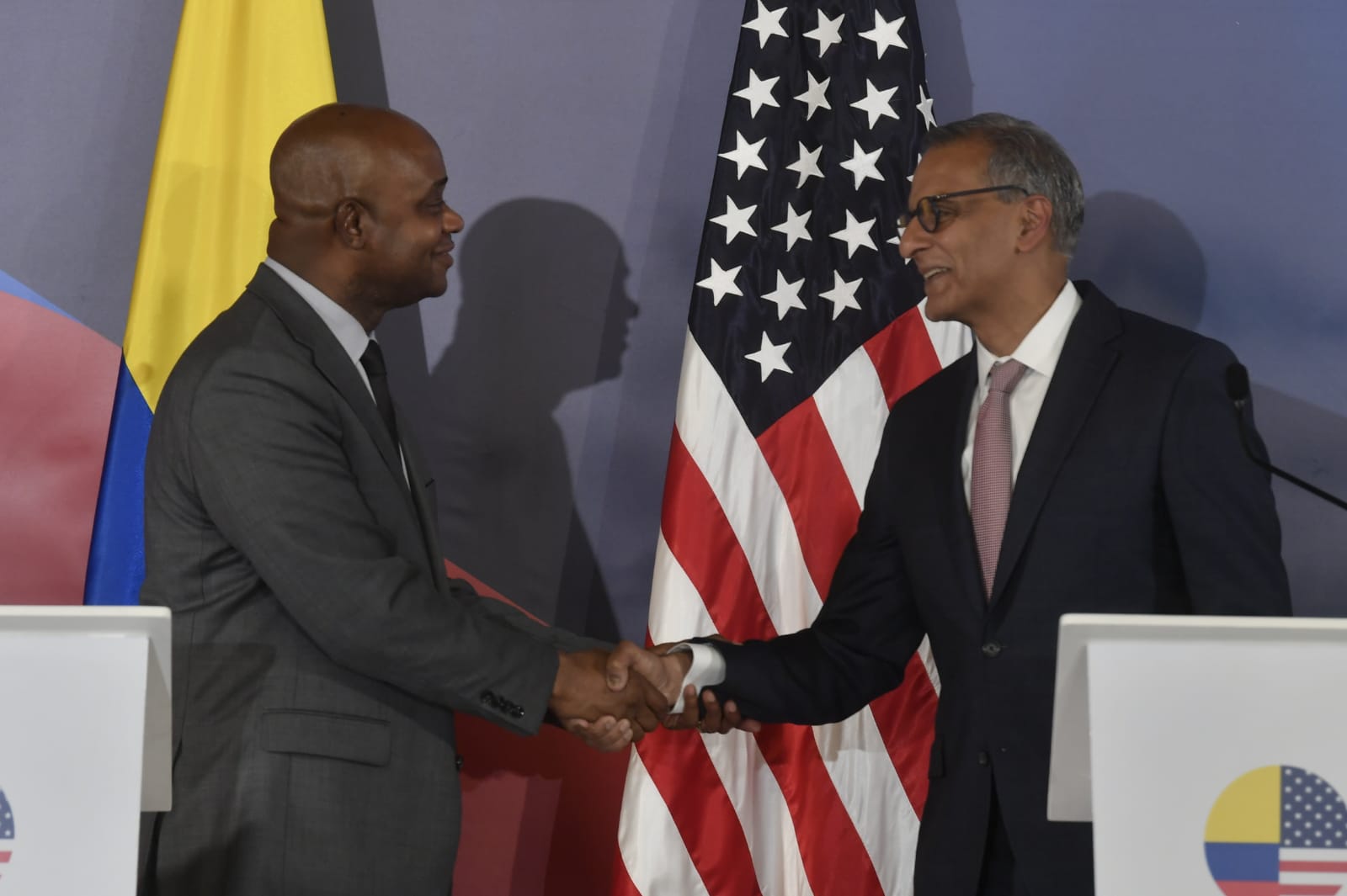 El canciller Luis Gilberto Murillo y
el subsecretario de Estado, de Gestión y de Recursos estadounidense, Richard Verma.