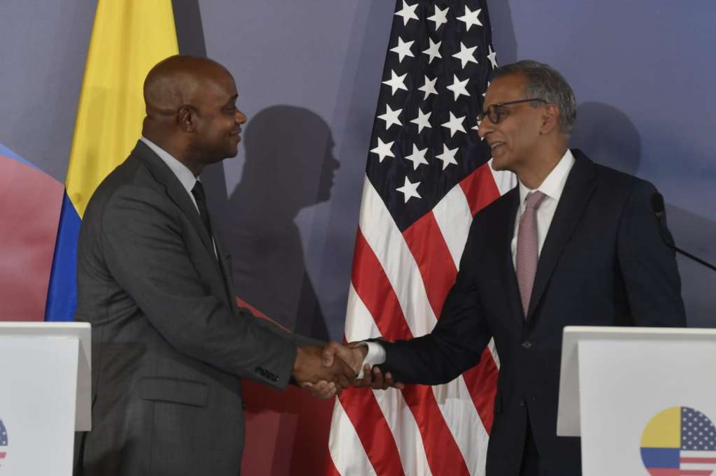 El canciller Luis Gilberto Murillo y
el subsecretario de Estado, de Gestión y de Recursos estadounidense, Richard Verma.