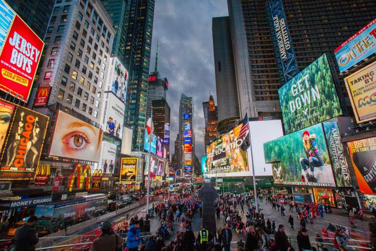 Times Square en Nueva York: Es probable que la imagen en blanco y negro del marinero besando a la chica sea la fotografía más representativa de un beso en el último siglo. La célebre instantánea de Alfred Eisenstaedt convirtió automáticamente ese punto de norteamérica en una parada obligatoria para quien desee una instantánea romántica.
Toda Nueva York es un escenario perfecto para este día, probablemente a causa de las películas. Central Park, el famoso banco de Manhattan o los cientos de lugares en los que Woody Allen retrató el amor. Es difícil escapar de los besos en una ciudad como esta.