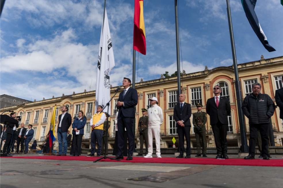 El registrador Hernán Penagos, el presidente Gustavo Petro y otros jefes institucionales abrieron la jornada electoral de este 21 de junio.