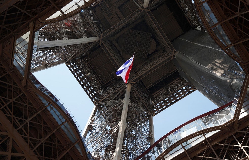 El primer acto tuvo lugar en la torre Eiffel, donde se recreó un hecho simbólico que habla de la implicación popular en la derrota de los alemanes en París.