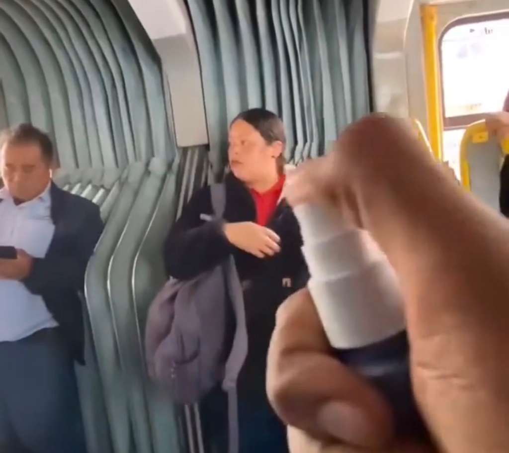 Un video que circula en redes muestra a un joven rociando una sustancia de mal olor dentro de un bus de TransMilenio, lo que desató rechazo y denuncias de los pasajeros.