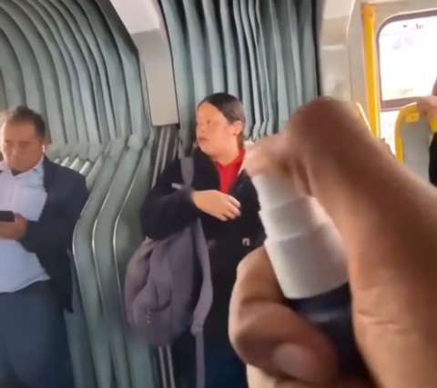 Denuncian a creador de contenido por rociar químicos de mal olor en buses de TransMilenio