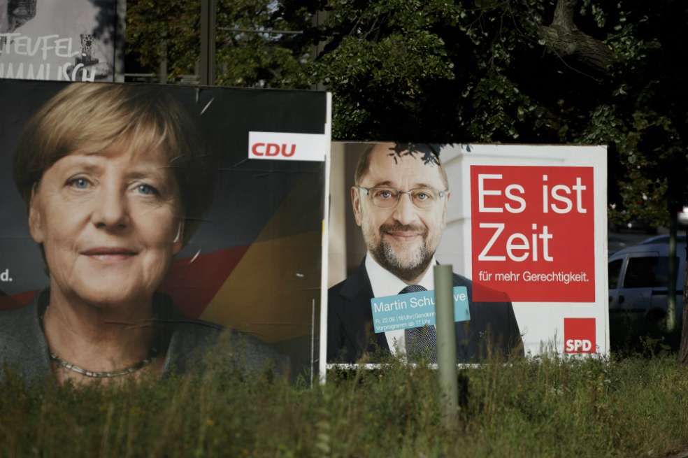 Una valla de Ángela Merkel de la Unión Demócrata Cristiana y Martin Schulz por el partido Socialdemócrata Alemán. / AFP