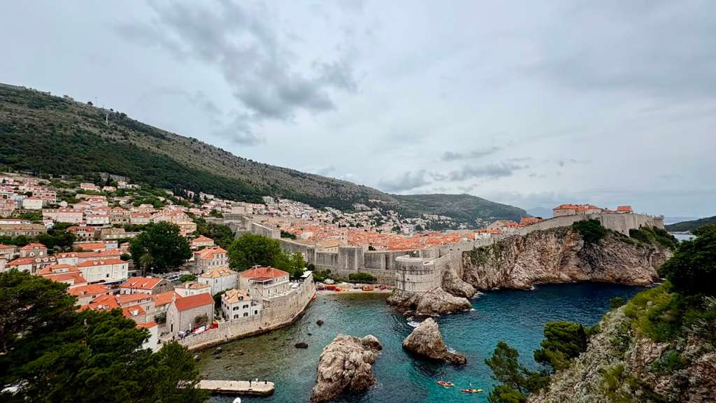 Las murallas de Dubrovnik rodean la ciudad vieja y son una de las postales más reconocidas de Croacia.