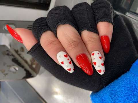⁠Decoración de uñas con corazones para celebrar San Valentín en febrero