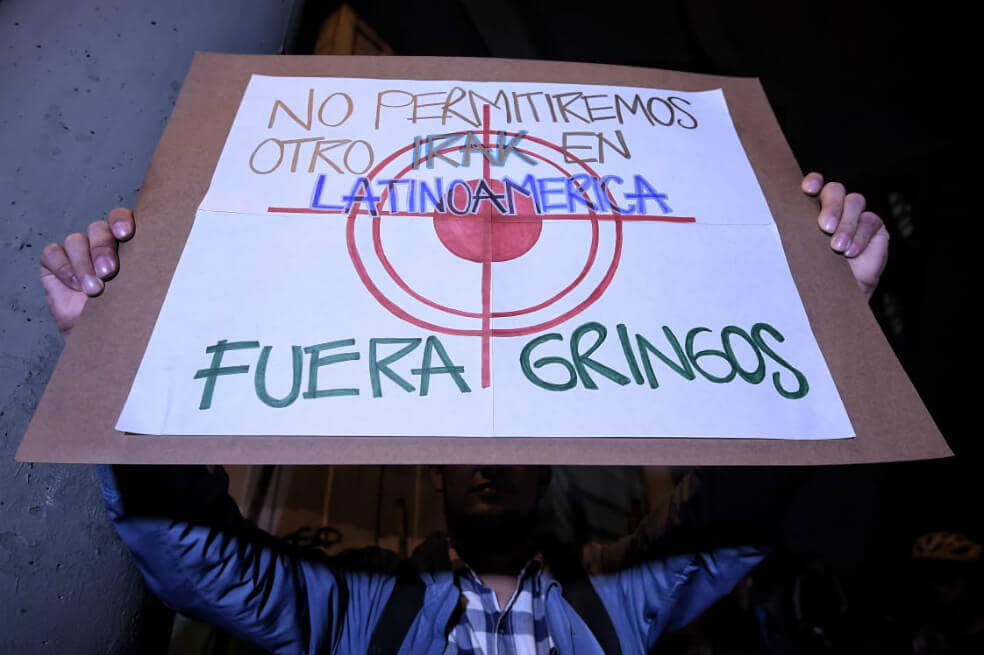 Un grupo de manifestantes hizo un plantón frente a la Embajada de Estados Unidos en Bogotá para protestar por la injerencia de los gobiernos estadounidense y colombiano en Venezuela. / Mauricio Alvarado