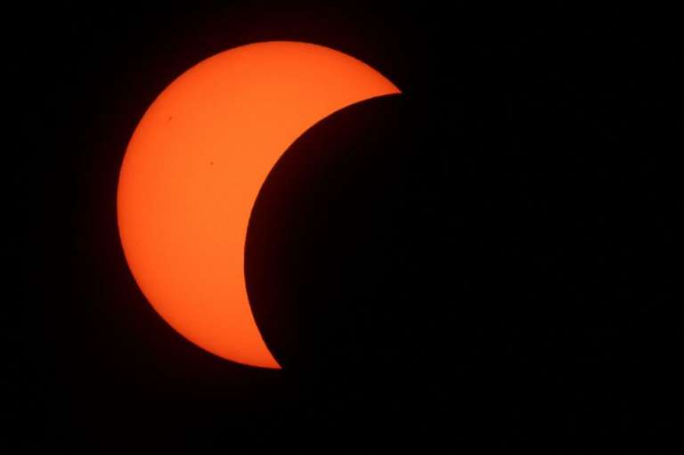Este eclipse duró un poco menos de dos minutos y únicamente durante ese momento es que la gente pudo observar al cielo sin protección de los ojos.