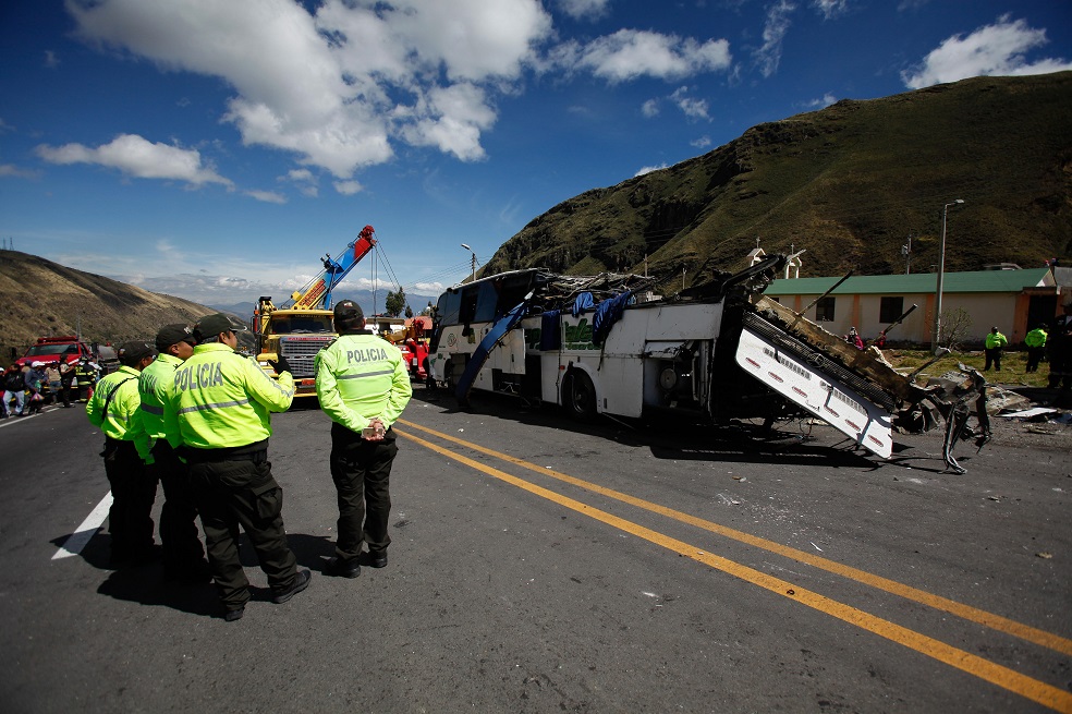 Brigada de bomberos de Quito y Policía durante el rescate. / AFP