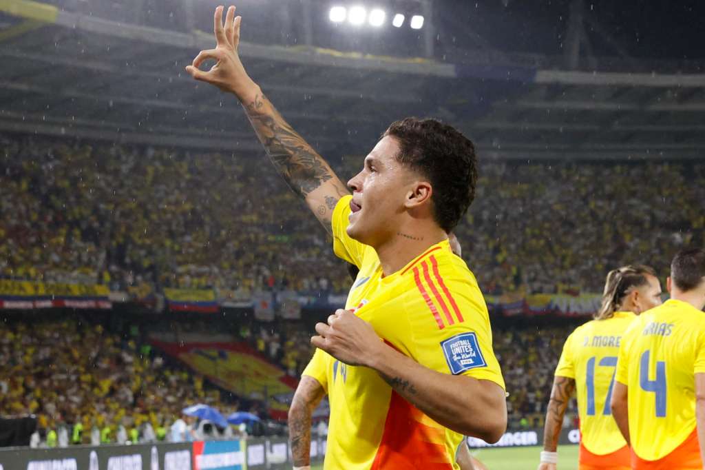 AME6347. BARRANQUILLA (COLOMBIA), 04/09/2025.- Juan Quintero de Colombia celebra un gol este jueves, durante un partido por las eliminatorias a la Copa Mundial 2026 entre Colombia y Bolivia en el estadio Metropolitano en Barranquilla (Colombia). EFE/ Mauricio Dueñas Castañeda