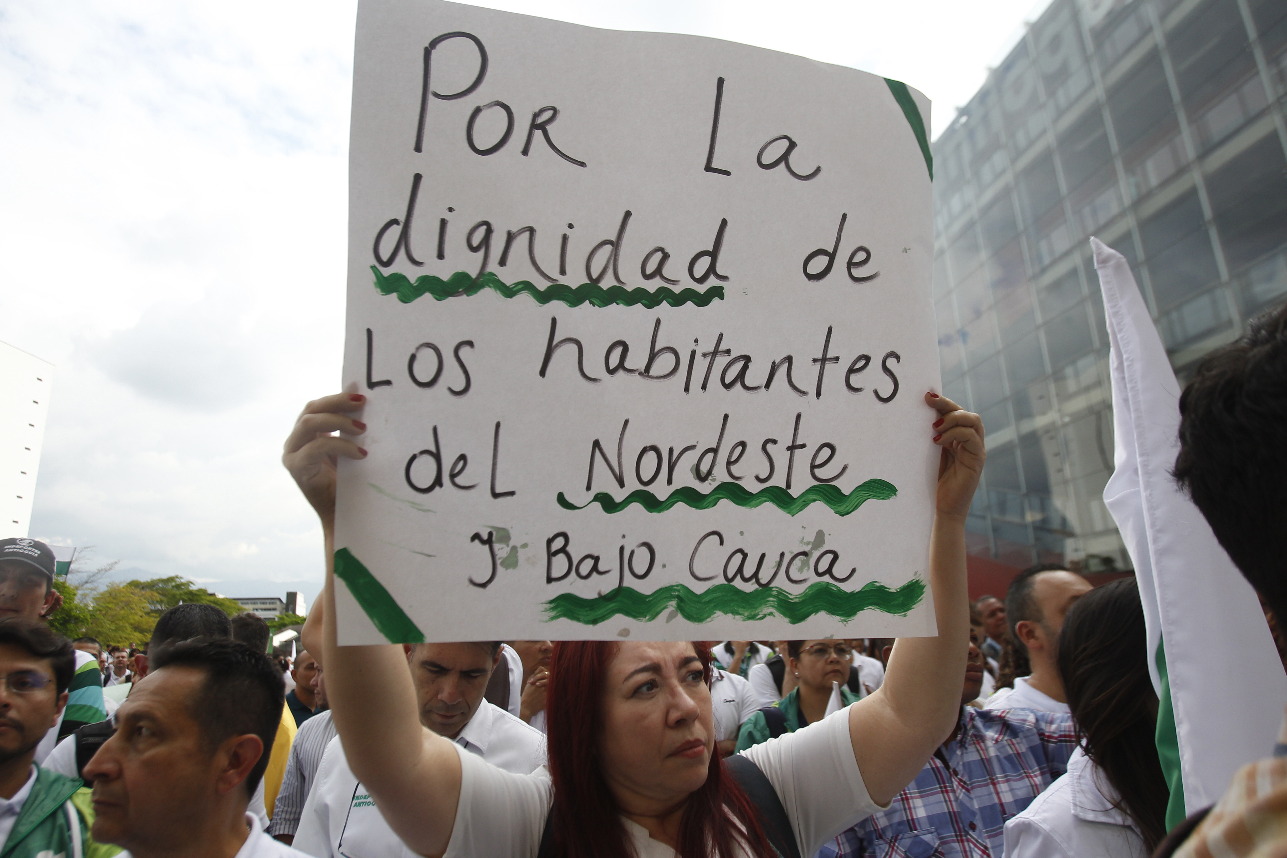 AME2184. MEDELLÍN (COLOMBIA), 13/03/2023.- Una mujer participa en una movilización hoy en la Plaza de la Libertad en Medellín (Colombia). Más de un centenar de personas se reunió este lunes en Medellín para rechazar con arengas y camisetas blancas la violencia desatada en los departamentos colombianos de Antioquia y Córdoba por un paro de minero instigado, según las autoridades, por el Clan del Golfo, la mayor banda criminal de Colombia. EFE/Luis Eduardo Noriega A.