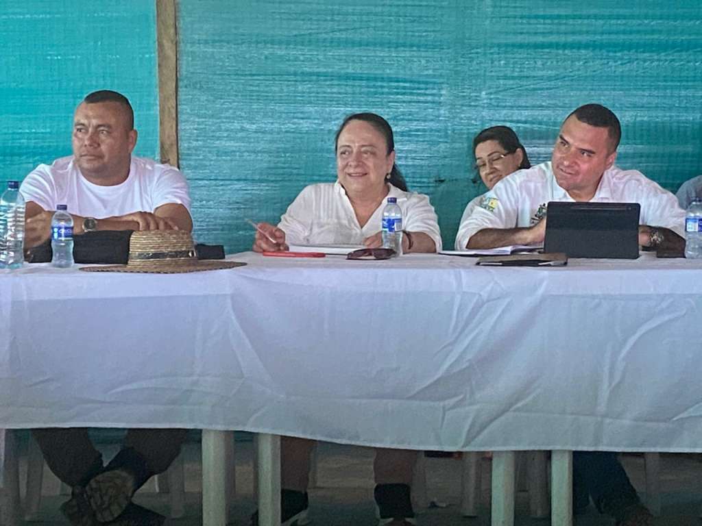 Calarcá Córdoba, Gloria Quiceno y el gobernador de Caquetá adelantan una reunión en el marco de la mesa de diálogos con el EMBF.