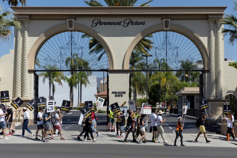 Huelgas de Hollywood: una lucha diaria y desigual de guionistas y actores