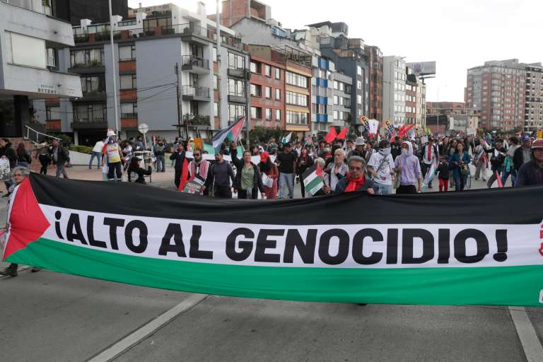 AME5688. BOGOTÁ (COLOMBIA), 07/10/2025.- Personas participan en una manifestación en apoyo a Palestina y contra la guerra en Gaza con motivo del segundo aniversario del ataque de Hamás contra Israel, este martes en Bogotá (Colombia). EFE/ Carlos Ortega