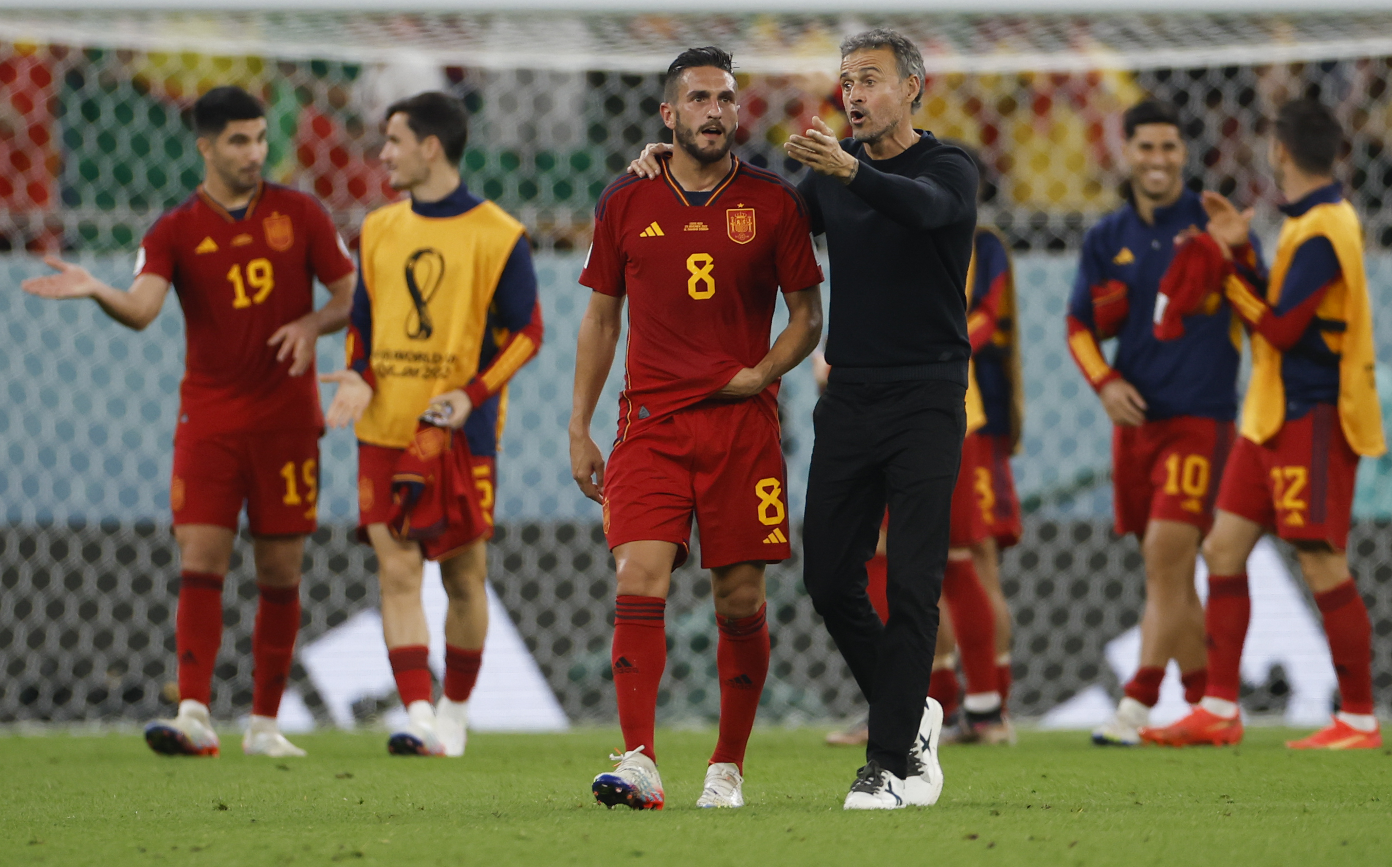 . DOHA (CATAR), 23/11/2022.- El seleccionador de España Luis Enrique habla con Koke al finalezar el partido hoy, en un partido de la fase de grupos del Mundial de Fútbol Qatar 2022 entre España y Costa Rica en el estadio Al Zumama en Doha (Catar). EFE/ Alberto Estevez