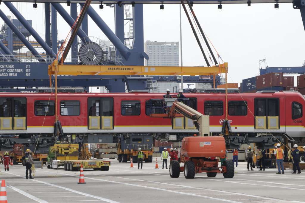 El carguero francés Everglade desembarca en el puerto de Cartagena los seis vagones del primer tren del metro de Bogotá.