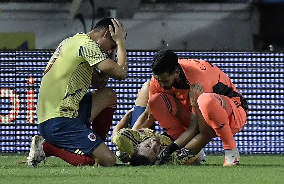 Arias (centro) tuvo que ser reemplazado en el primer tiempo del partido frente a la selección de Venezuela tras una fractura en su pie izquierdo.