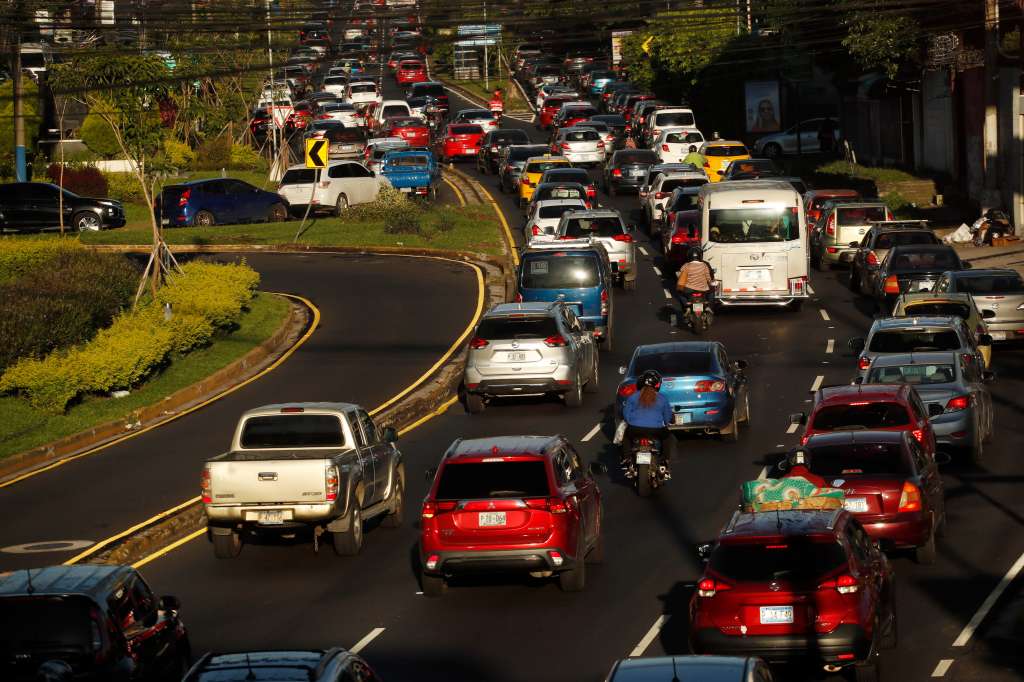 ES3001.SAN SALVADOR (EL SALVADOR), 18/09/2024- Fotografía del tráfico vehicular en la autopista sur este miércoles, en San Salvador (El Salvador). El Salvador suma entre 2015 y 2023 más de 11.340 muertes a causa de accidentes de tránsito, percances que se registran a diario en este país -con más de 50 por día- y que en este año reflejan un aumento de un 8,9 % en comparación con 2023, según estadísticas oficiales consultadas este miércoles por EFE. EFE/Rodrigo Sura