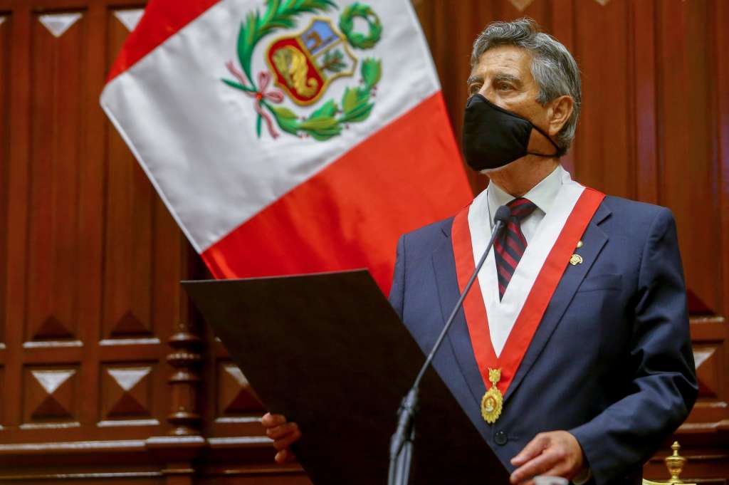 Dos muertos y más de un centenar de heridos dejó la represión policial de las manifestaciones en Lima contra Merino, quien renunció cinco días después de asumir el mando en reemplazo del popular mandatario Martín Vizcarra, luego de que éste fuera destituido por el Congreso.