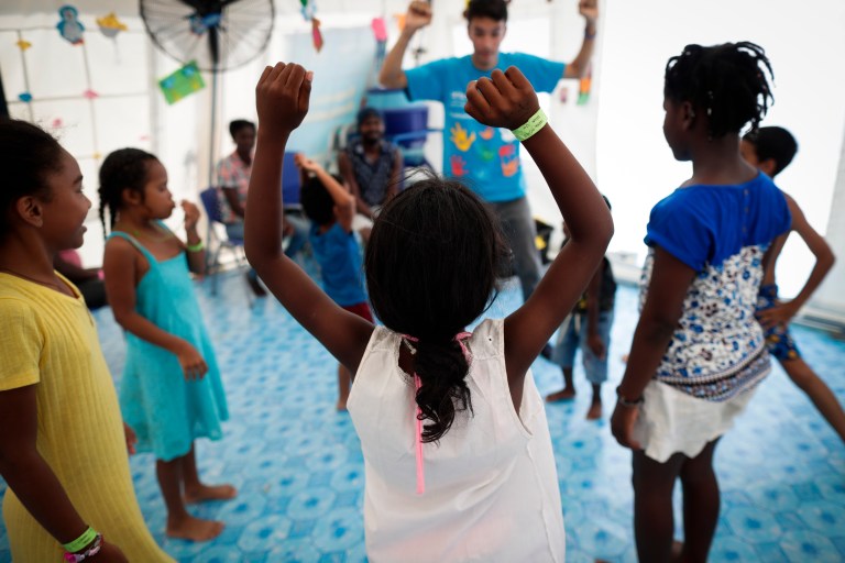 -FOTOGALERÍA- AME4250. BAJO CHIQUITO (PANAMÁ), 21/03/2023.- Niños migrantes juegan en la Estación de Recepción Migratoria (ERM) de San Vicente en Metetí (Panamá), el 11 de marzo de 2023. "Guerreros", repiten las madres, hijos guerreros que han aguantado largas caminatas, hambre, sed, el calor, picaduras de insectos, superar ríos y cerros, para sobrevivir a la selva del Darién en su ruta hacia Estados Unidos. Recién salidos de esta selva que hace de frontera natural entre Colombia y Panamá, los migrantes llegan hasta la conocida como Quebrada del León, donde les esperan unas piraguas de indígenas que los descenderán por el casi seco río Tuquesa hasta Bajo Chiquito, una pequeña población emberá donde podrán al fin reposar tranquilos. EFE/ Bienvenido Velasco