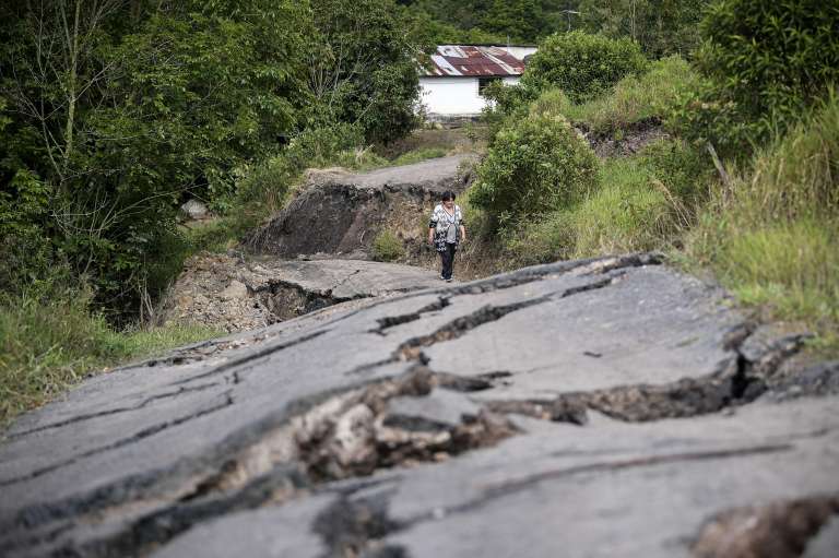 Desde las primeras horas de la mañana del lunes 8 de septiembre, un equipo de ANI y de autoridades departamentales adelantan labores de remoción y limpieza de escombros, con el fin de despejar los 100.000 m³ de este material que cayeron a la vía producto del derrumbe.