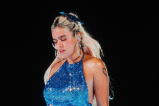 ¿Está bien? A Karol G le lanzaron un objeto en pleno concierto: así reaccionó
