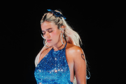 ¿Está bien? A Karol G le lanzaron un objeto en pleno concierto: así reaccionó