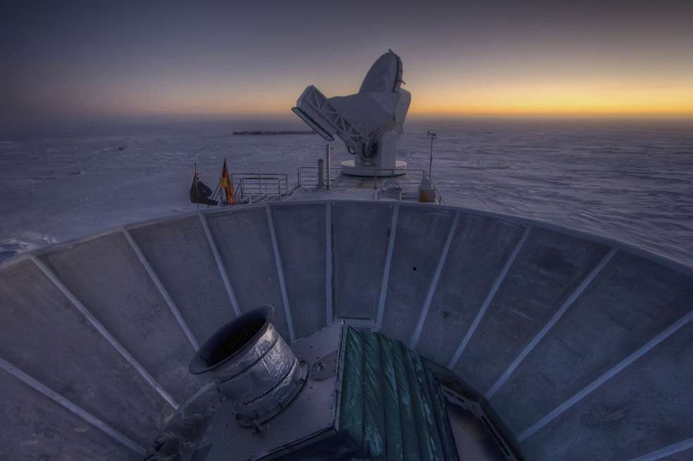 El equipo de Bicep2/Keck frente al telescopio en el polo Sur. / Steven Benton, University of Toronto