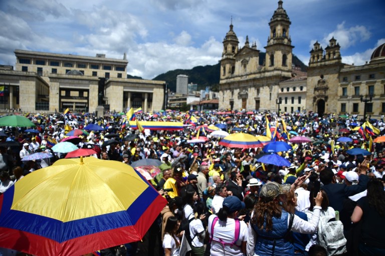 Según la Alcaldía Mayor de Bogotá se estima que participaron más de mil personas.