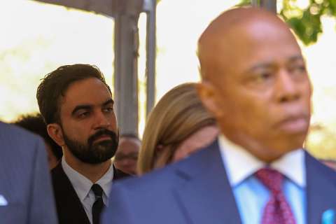 Adams renuncia a la reelección en Nueva York y le despeja el camino a Mamdani