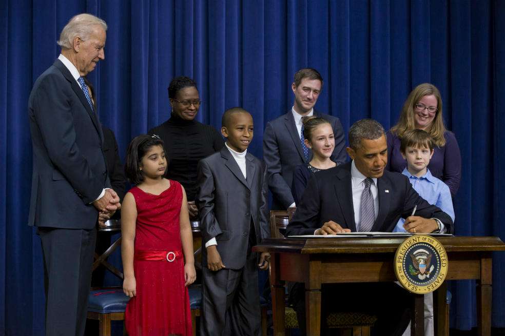 Acompañado de varios niños, el presidente de Estados Unidos, Barack Obama, firmó un paquete de 23 propuestas para el control la compra y venta de armas, además de su porte. / AFP