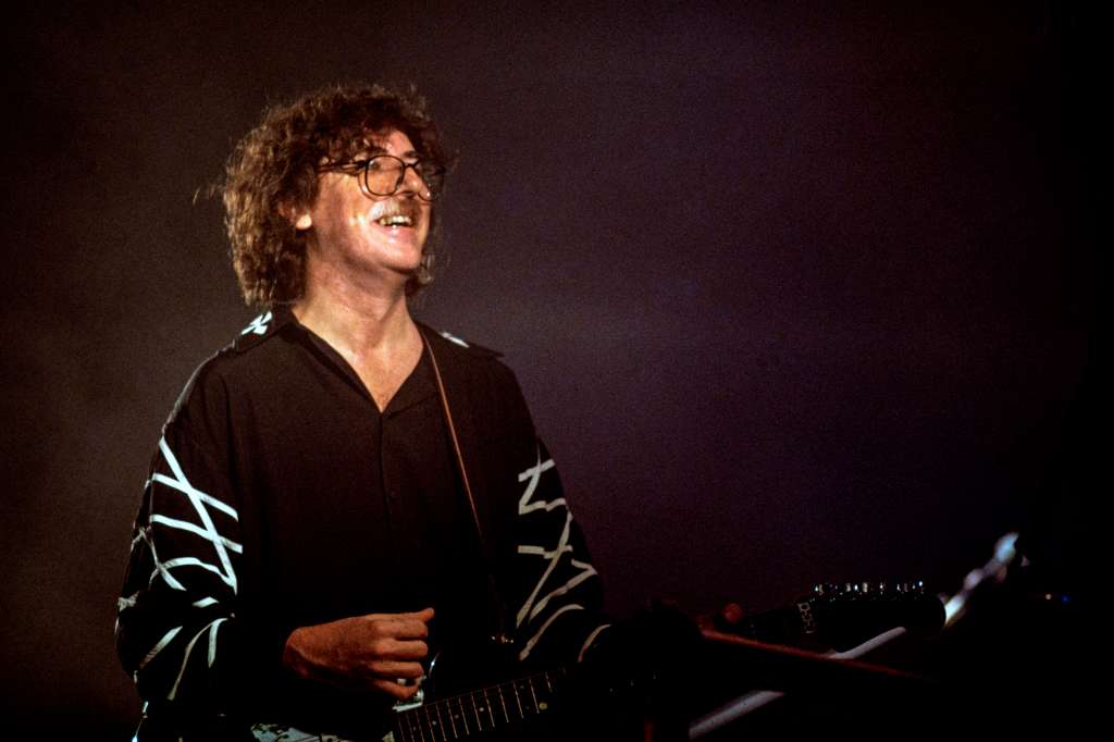 PUNTA DEL ESTE, URUGUAY - JANUARY 20: Argentine musician Charly García performs with Fito Paez at the piano during a show on January 20, 1992 in Punta del Este, Uruguay. (Photo by Ricardo Ceppi/Getty Images)