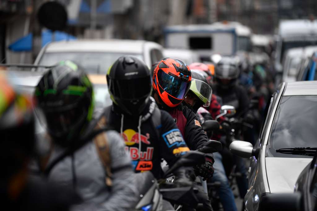 Trancones en el sector de Venecia al sur de Bogotá debido a las obras viales de la zona para el futuro puente de la av 68 con autopista sur