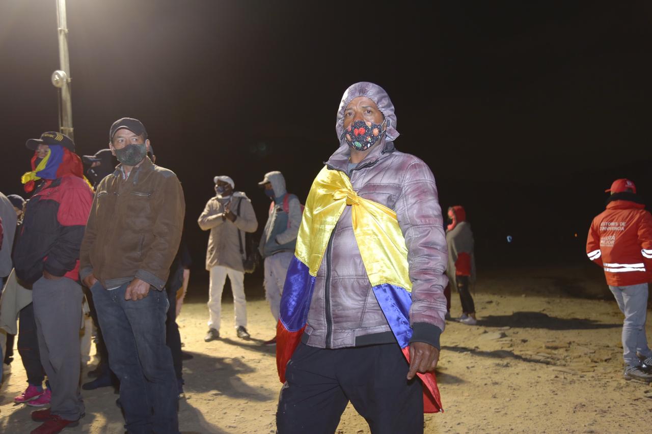 Funcionarios de la alcaldía de Bogotá y familias que invadieron un predio en Villa Gloria, dialogan para llegar a un acuerdo.