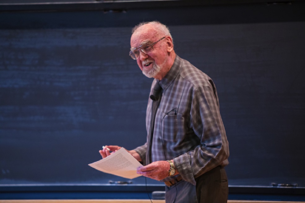 El profesor Robert P. Langlands integró diversas disciplinas matemáticas, como el análisis armónico y la teoría de números. / Abel Prize
